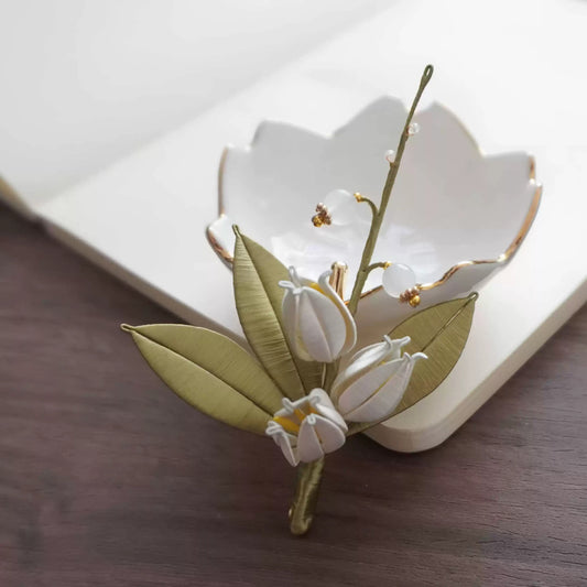 White Bud Silk Brooch — Handcrafted Chan Hua Art